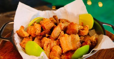 découvrez le chicharron, un délice croustillant à base de viande de porc, apprécié dans de nombreuses cuisines à travers le monde. savourez ce snack irrésistible, parfait en apéritif ou comme plat principal, pour une explosion de saveurs et de textures.