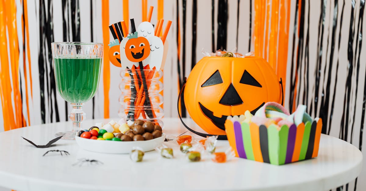 découvrez l'art des décorations en chocolat, une façon délicieuse d'embellir vos desserts et événements. explorez des techniques créatives et des astuces pour réaliser des créations chocolatées qui raviront les papilles et éblouiront vos convives.