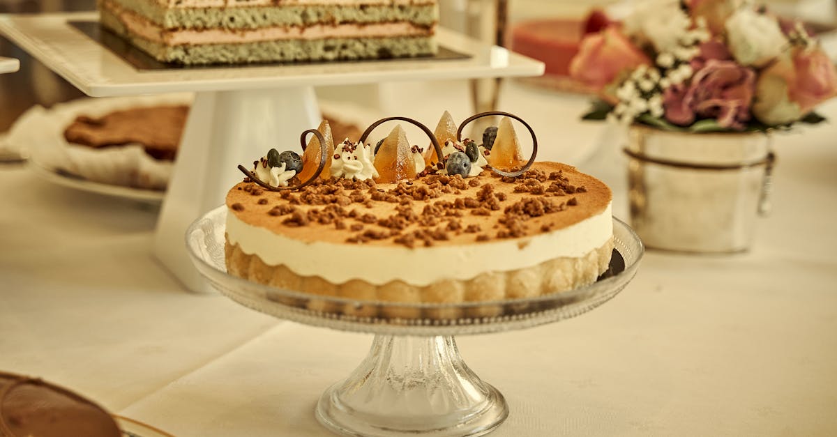 découvrez nos magnifiques décorations en chocolat, idéales pour sublimer vos desserts et faire de vos événements des moments inoubliables. laissez-vous tenter par des créations artisanales qui allient esthétisme et goût!