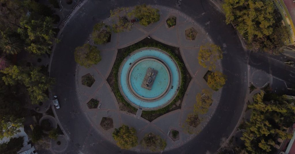 découvrez comment calculer l'aire d'un cercle grâce à notre guide complet. apprenez les formules essentielles et des astuces pratiques pour maîtriser ce concept mathématique fondamental.