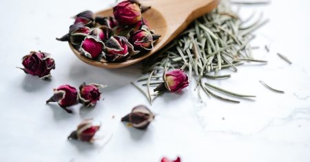 découvrez notre collection de roses séchées, une touche d'élégance et de poésie pour votre intérieur. parfaites pour des arrangements floraux durables ou comme décoration originale, nos roses séchées ajoutent une ambiance romantique à chaque espace. idéales pour les amateurs de fleurs ou comme cadeau unique.
