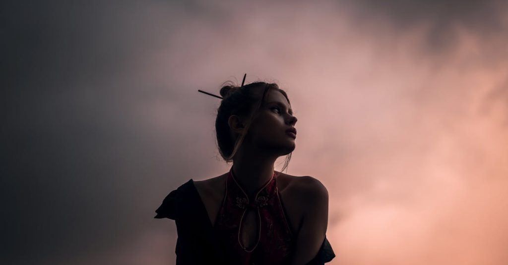 découvrez le chignon élégant ultime, parfait pour toutes les occasions! apprenez à réaliser ce style chic et sophistiqué qui met en valeur votre beauté naturelle avec des conseils et des astuces simples.