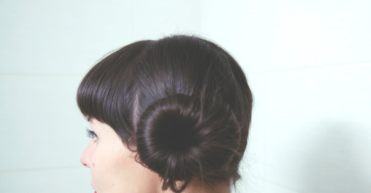 découvrez l'élégance du chignon : un style classique et sophistiqué pour toutes les occasions. apprenez des astuces de coiffure et des inspiration pour réaliser un élégant bun qui vous mettra en valeur.