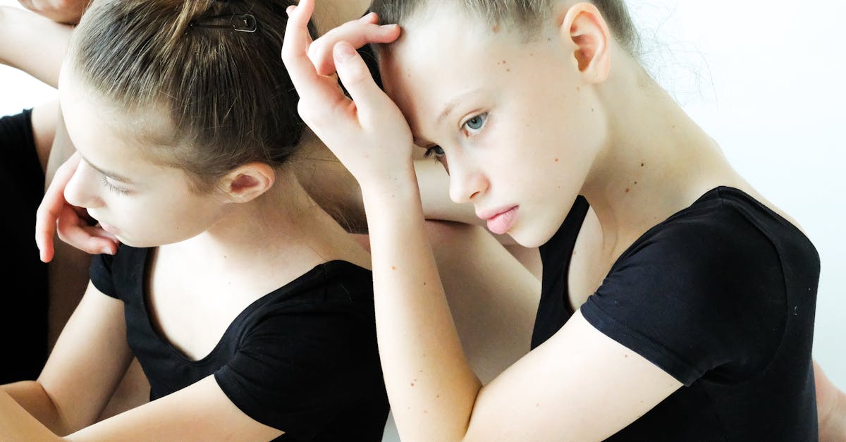 découvrez comment réaliser un chignon élégant qui sublime votre coiffure pour toutes les occasions. astuces, techniques et inspirations pour un look chic et sophistiqué.