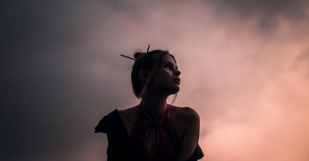 découvrez le chignon élégant ultime, parfait pour toutes les occasions! apprenez à réaliser ce style chic et sophistiqué qui met en valeur votre beauté naturelle avec des conseils et des astuces simples.