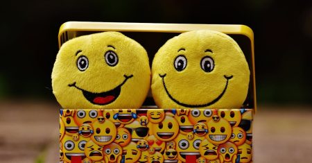 découvrez l'univers fascinant des emojis : leur histoire, leur utilisation au quotidien et comment ils enrichissent nos conversations en ligne. plongez dans cette expression visuelle moderne qui donne vie à vos messages !