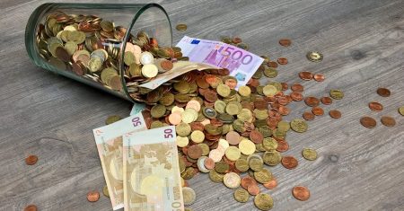 découvrez l'histoire et la signification du symbole euro (€), élément central de l'économie européenne. explorez son utilisation, son design et son impact sur les transactions internationales.