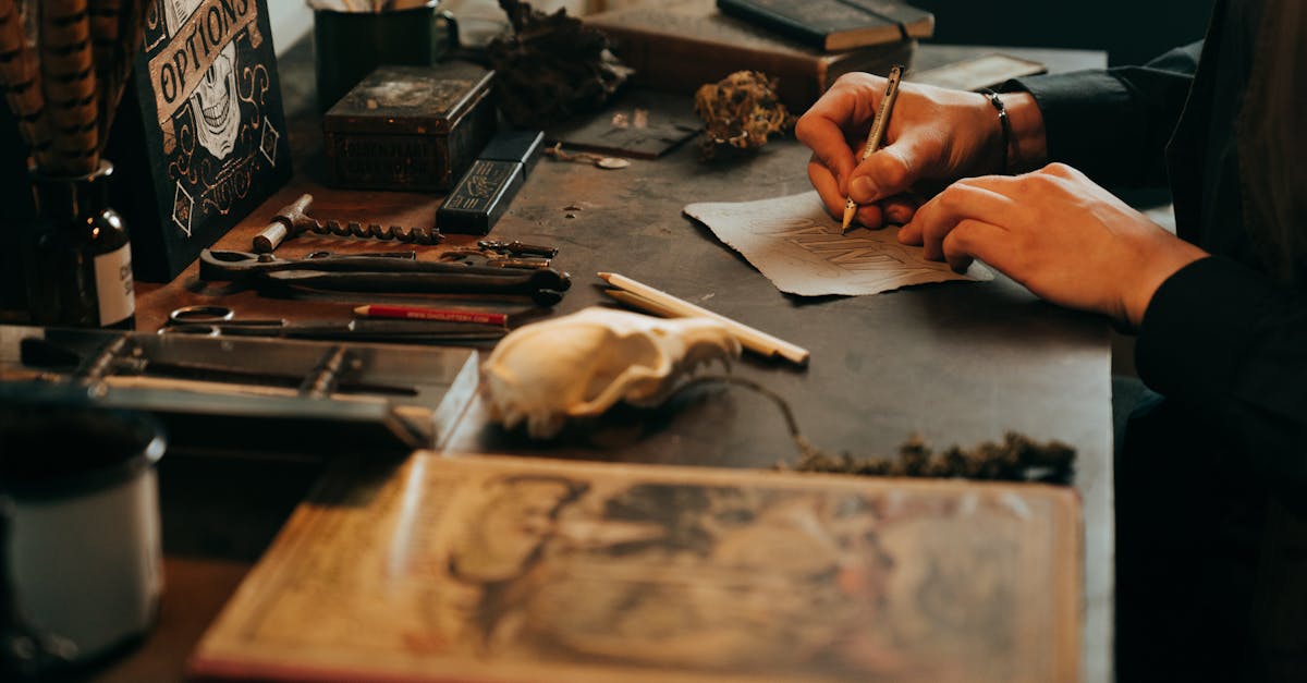 découvrez l'art délicat du dessin de plumes. apprenez des techniques pour capturer la beauté et la légèreté de ces éléments naturels dans vos œuvres. que vous soyez débutant ou artiste confirmé, explorez des conseils et des inspirations pour perfectionner votre style.