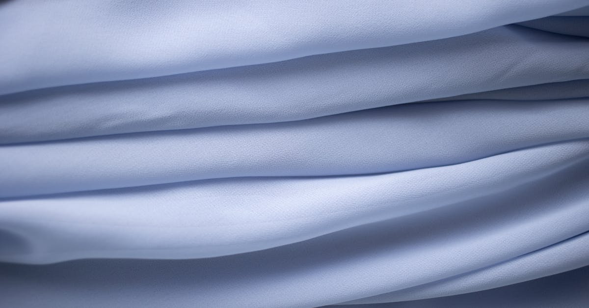 découvrez notre guide pratique pour plier vos draps-housses facilement et efficacement. apprenez des astuces simples pour un pliage soigné, gagnant ainsi de l'espace et gardant votre linge de lit en parfait état.