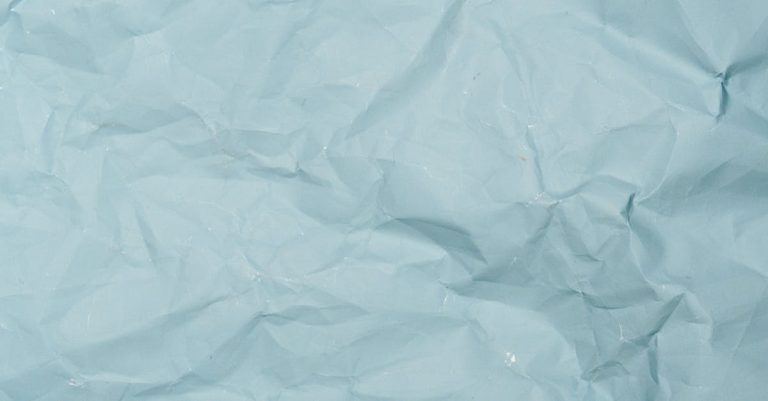 découvrez nos astuces pratiques pour plier vos draps-housses facilement et efficacement. transformez cette tâche en un jeu d'enfant avec nos conseils simples et rapides pour un rangement optimal de votre linge de lit.