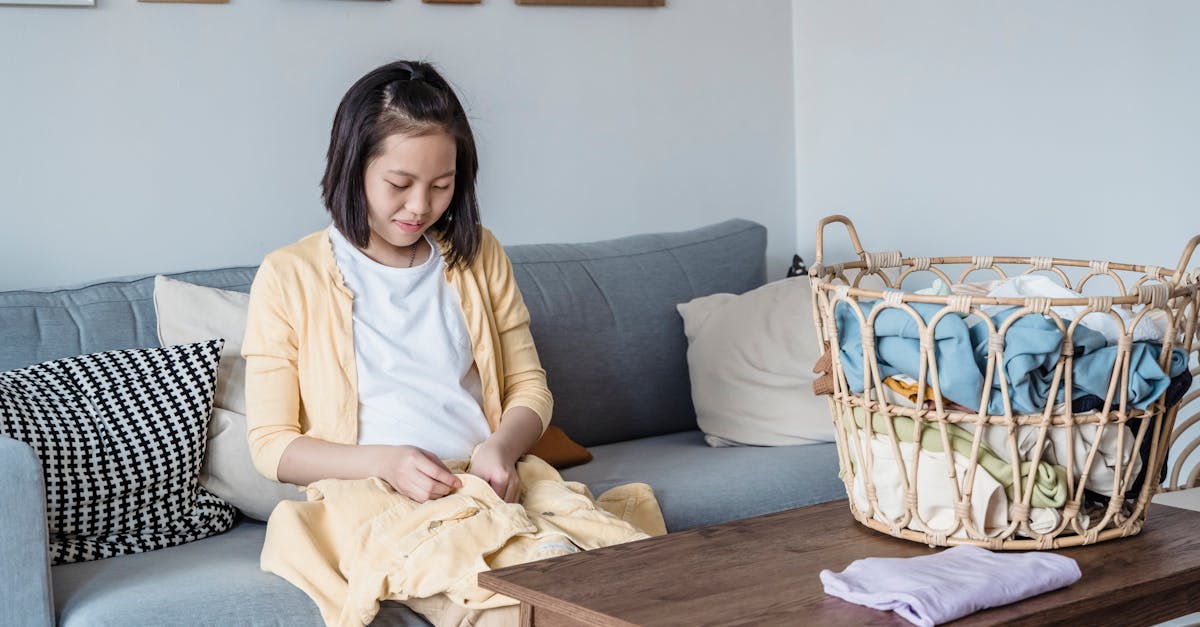 découvrez les meilleures techniques et astuces pour plier vos vêtements rapidement et efficacement. optimisez votre espace de rangement avec des méthodes simples pour garder votre garde-robe organisées et en parfait état.