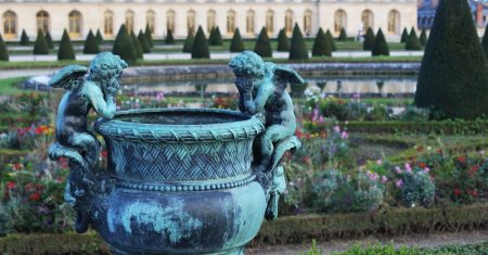 découvrez l'art de la tresse française, une coiffure élégante et intemporelle qui ajoute du style à n'importe quel look. apprenez des techniques simples et des variations pour réaliser cette tresse classique, parfaite pour toutes les occasions.