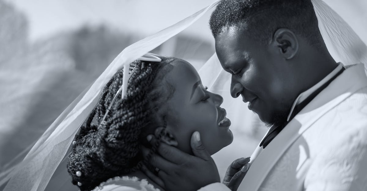 découvrez l'art du french kissing, une passion envoûtante qui éveille les sens et crée des connexions intimes. apprenez les techniques pour maîtriser ce baiser romantique et laissez-vous transporter par des moments de douceur et de complicité.