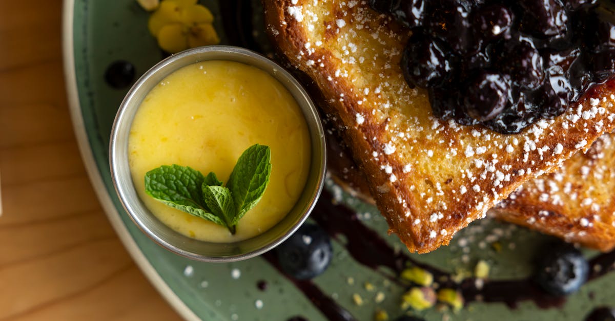 découvrez la recette traditionnelle du pain perdu, un délice sucré idéal pour le petit-déjeuner ou le brunch. facile à préparer, le french toast est fait de tranches de pain imbibées de mélange d'œufs et de lait, puis dorées à la poêle. ajoutez du sirop d'érable, des fruits frais ou de la cannelle pour une touche gourmande.