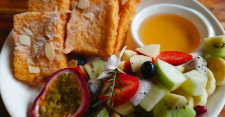 découvrez la recette parfaite du pain perdu, un délice sucré et moelleux à base de pain trempé dans un mélange d'œufs, de lait et d'épices. idéale pour le petit-déjeuner ou un brunch gourmand, notre version du french toast ravira les papilles de toute la famille !