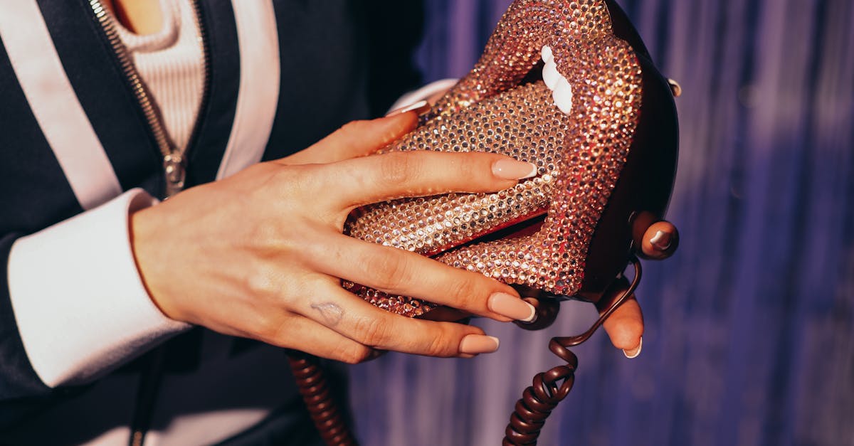 découvrez l'univers fascinant de 'fringe', une série qui mêle science-fiction, mystère et explorations des limites de la science. suivez des agents du fbi et une équipe de scientifiques alors qu'ils affrontent des phénomènes inexplicables et ouvrent la porte à des réalités parallèles. un voyage captivant à travers l'inconnu qui vous tiendra en haleine !