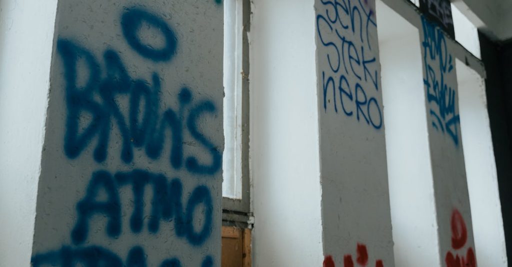 découvrez l'art du graffiti lettering, une forme d'expression créative qui allie typographie et imagination. apprenez les techniques, inspirations et styles pour personnaliser vos murs avec élégance et originalité.