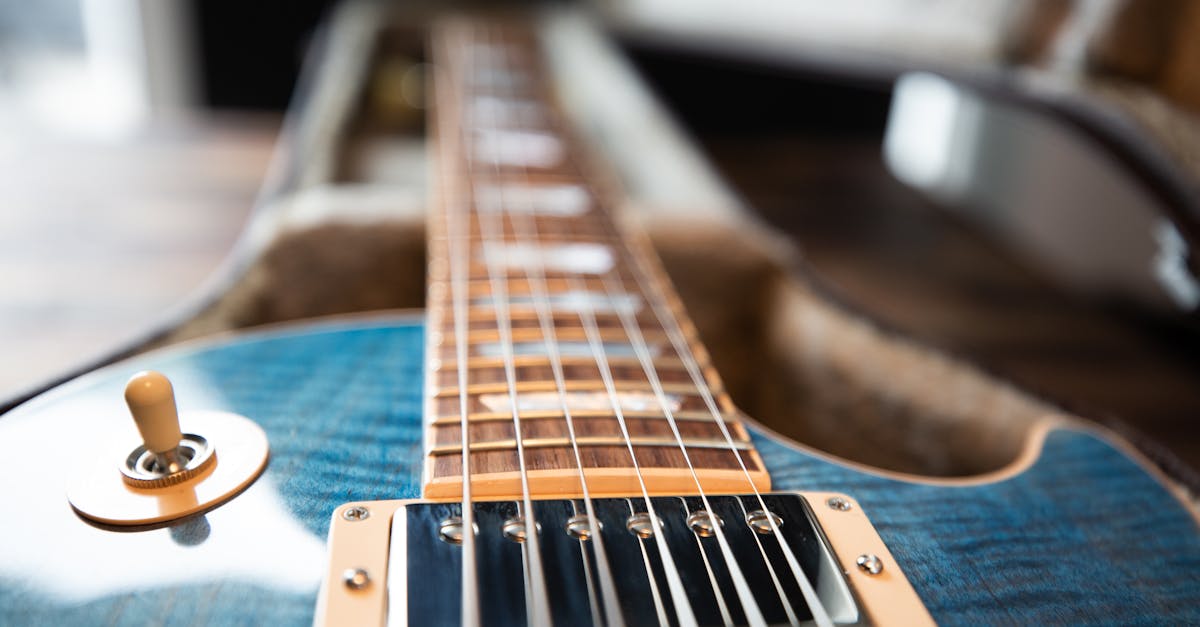 découvrez comment remplacer facilement les cordes de votre guitare pour améliorer son son et prolonger sa durée de vie. suivez notre guide étape par étape pour un changement rapide et efficace des cordes, que vous soyez débutant ou musicien expérimenté.