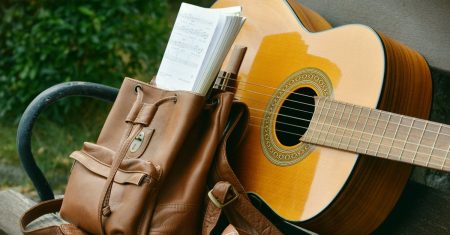 Guide pratique pour remplacer les cordes de votre guitare découvrez comment remplacer les cordes de votre guitare facilement et efficacement. suivez nos conseils pratiques pour améliorer la qualité de votre son et prolonger la durée de vie de votre instrument.