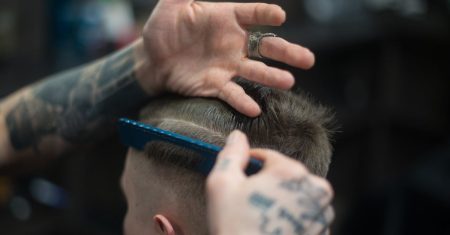 découvrez les dernières tendances de coupes de cheveux et trouvez le style parfait qui mettra en valeur votre beauté. que ce soit pour une coupe classique ou un look audacieux, nos experts en coiffure sont là pour vous aider à chaque étape.
