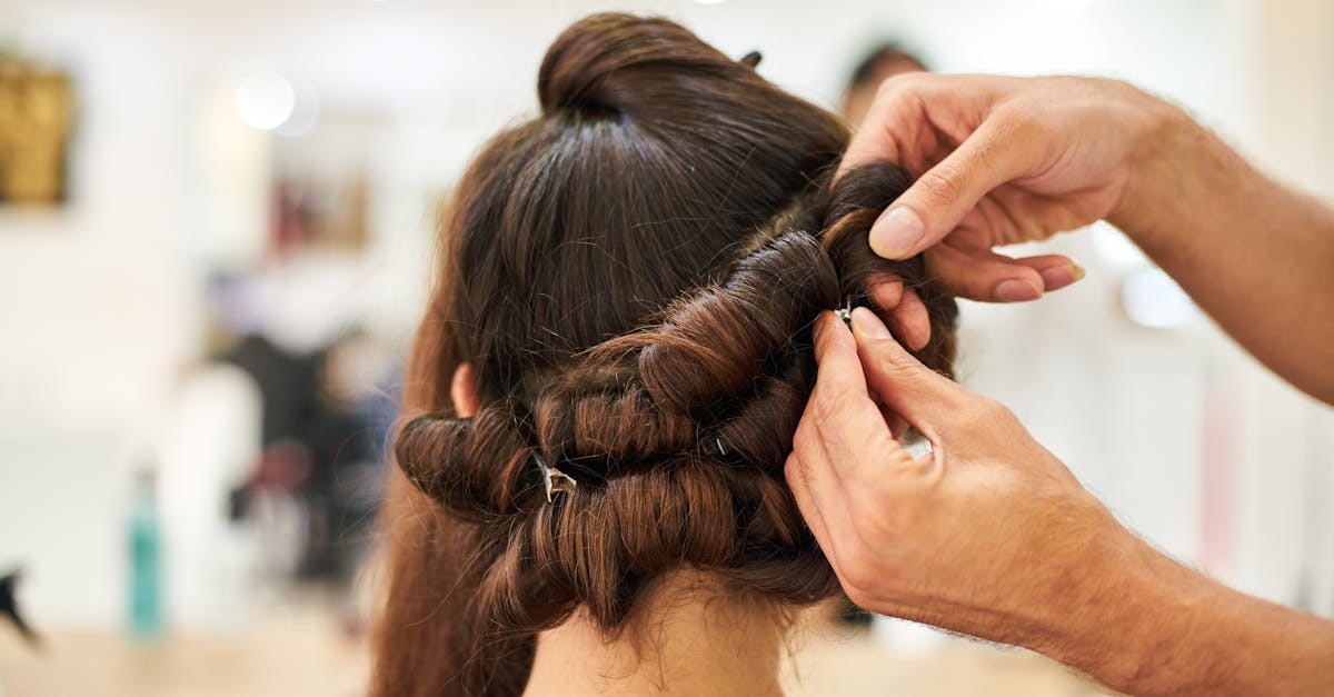 découvrez nos conseils et astuces pour trouver la coupe de cheveux parfaite qui mettra en valeur votre visage et votre style. que vous soyez à la recherche d'une coupe tendance ou d'un look classique, notre guide vous aidera à faire le bon choix pour une transformation réussie.