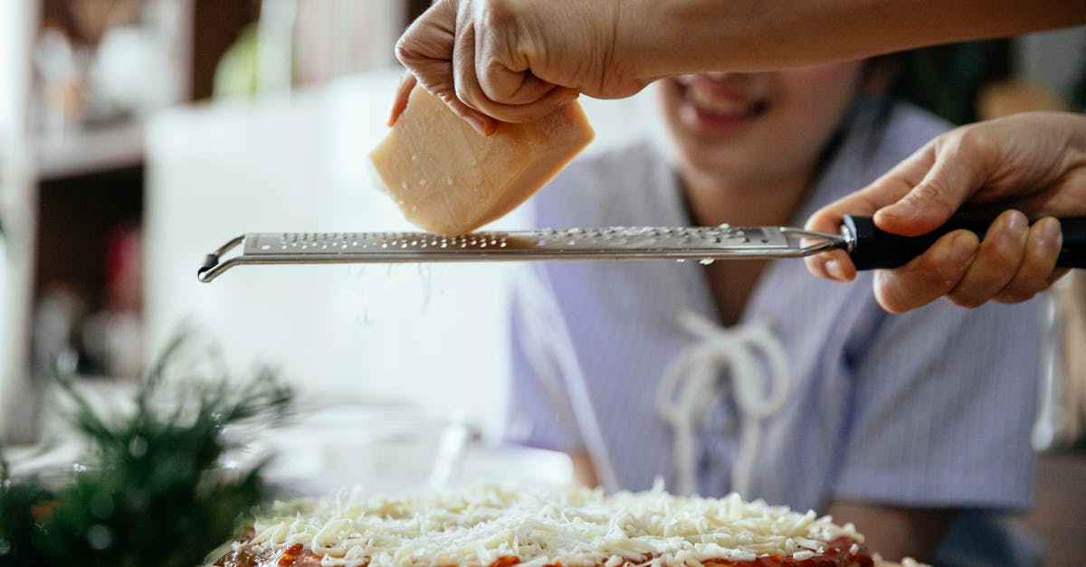 découvrez la meilleure recette de pizza maison ! préparez facilement une délicieuse pizza avec des ingrédients frais, des crustes croustillants et des garnitures variées qui raviront vos papilles. parfait pour un repas en famille ou entre amis !