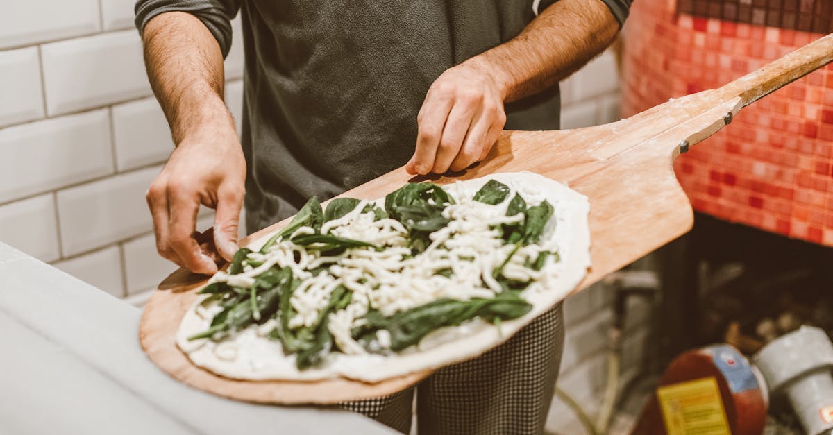 découvrez notre recette de pizza maison facile à réaliser. savourez une délicieuse pizza préparée avec des ingrédients frais, personnalisée selon vos goûts. parfaite pour un repas convivial en famille ou entre amis !