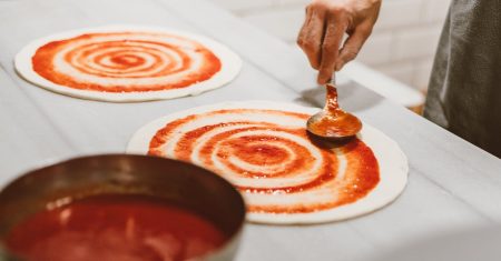 découvrez notre délicieuse recette de pizza maison ! préparez une pâte parfaite, ajoutez vos garnitures préférées et savourez un plat savoureux et convivial, fait avec amour dans votre propre cuisine.