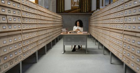 découvrez le monde fascinant de la récupération d'informations, une discipline essentielle de l'informatique qui permet d'extraire et d'organiser des données pertinentes à partir de vastes ensembles d'informations. apprenez comment les moteurs de recherche fonctionnent et explorez les techniques clés pour améliorer l'accessibilité et la pertinence des résultats.