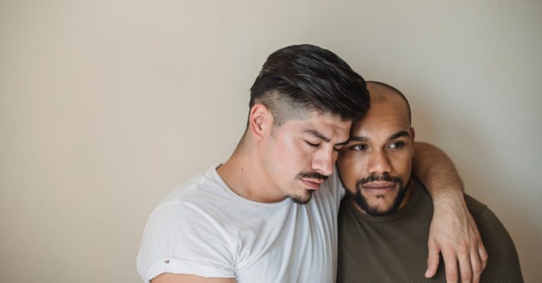 Guide pratique pour initier une relation intime avec un ami découvrez les clés d'une relation intime épanouie. explorez la profondeur des connexions émotionnelles, la communication honnête et les moments de complicité qui renforcent les liens entre partenaires. apprenez à nourrir votre relation pour qu'elle dure et soit enrichissante.