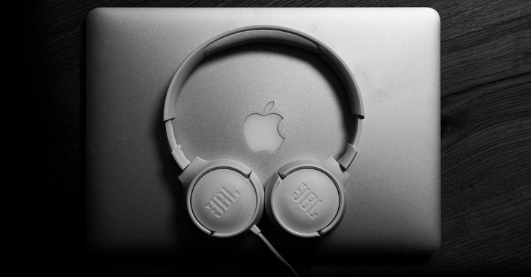 découvrez les écouteurs jbl, alliant qualité sonore exceptionnelle et confort optimal. profitez de votre musique partout avec un design moderne et une autonomie prolongée. plongez dans l'univers audio de jbl et vivez une expérience d'écoute inégalée.