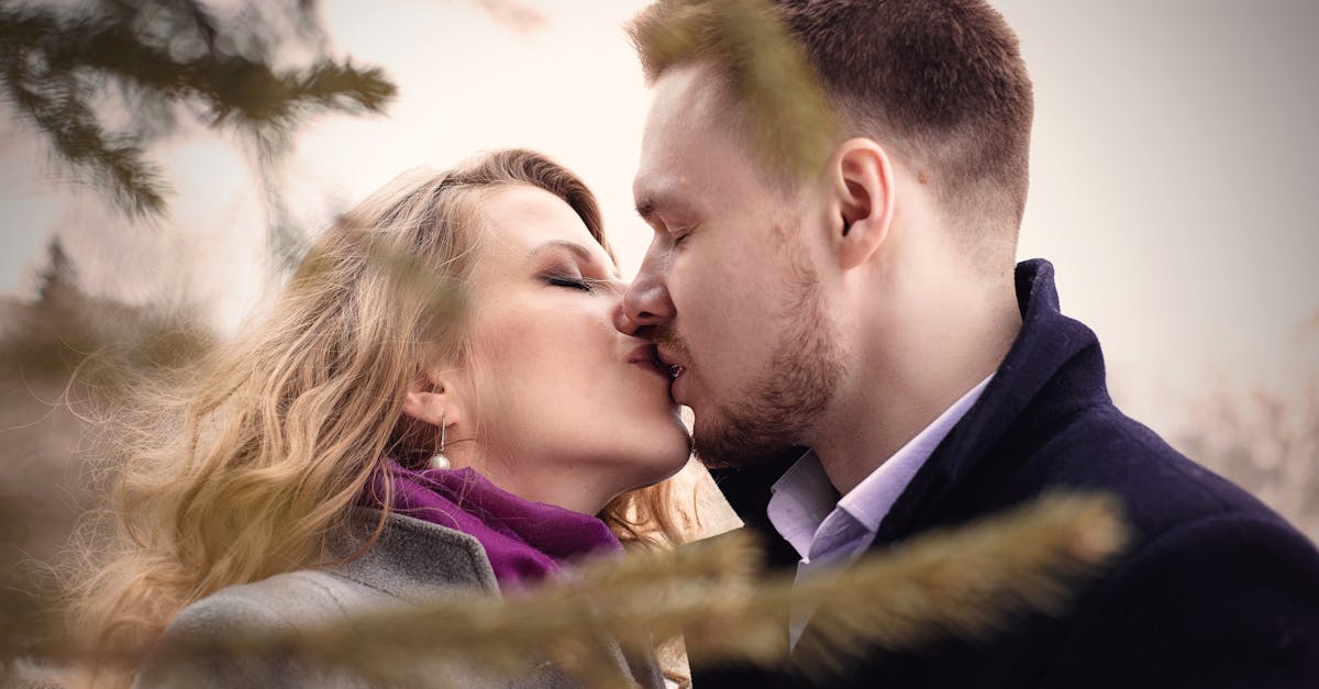 découvrez l'univers fascinant du baiser : des significations aux différents types de baisers, plongez dans l'art de ce geste intime et romantique qui unit les cœurs.