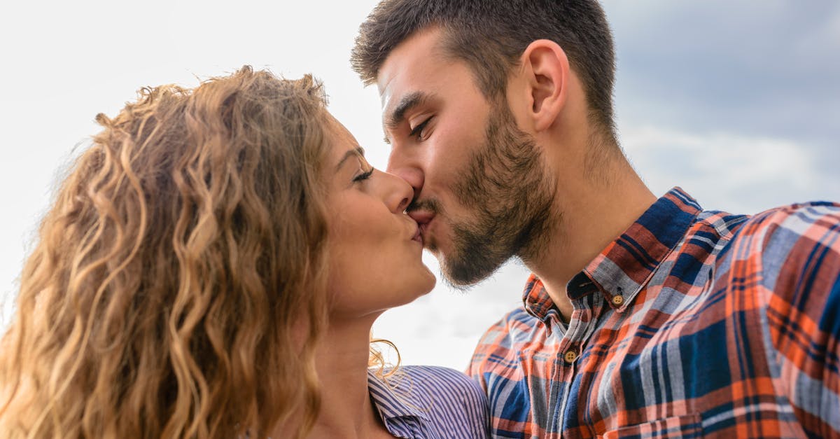 découvrez l'art du baiser avec notre guide complet sur les différentes façons d'embrasser. apprenez les techniques, les conseils et l'importance des baisers dans les relations amoureuses.