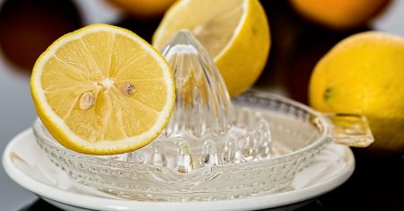 découvrez les bienfaits du jus de citron, une boisson rafraîchissante et vitaminée, idéale pour booster votre énergie et renforcer votre système immunitaire. apprenez à l'incorporer dans vos recettes pour une touche acidulée et savoureuse.