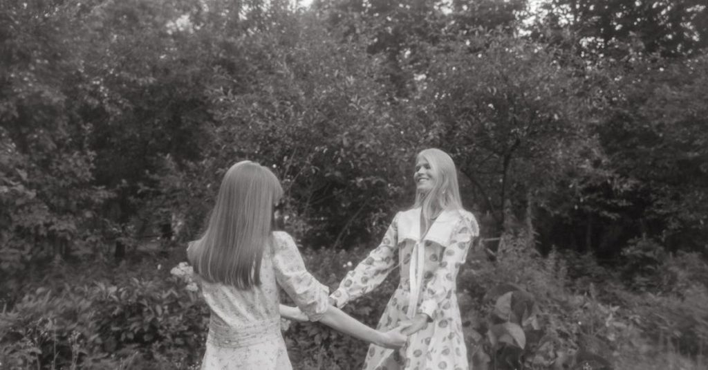 découvrez notre guide complet sur les cheveux longs dégradés, une tendance incontournable qui apporte volume et mouvement. apprenez les techniques de coupe, les styles variés et les conseils d'entretien pour sublimer votre chevelure.