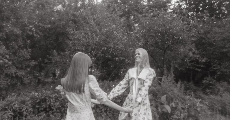 découvrez notre guide complet sur les cheveux longs dégradés, une tendance incontournable qui apporte volume et mouvement. apprenez les techniques de coupe, les styles variés et les conseils d'entretien pour sublimer votre chevelure.