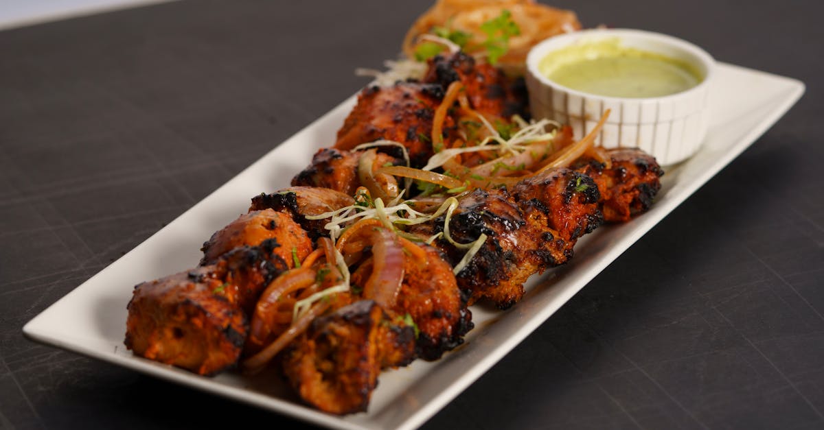 découvrez notre délicieuse recette de poulet mariné, savoureux et juteux, parfait pour impressionner vos invités. apprenez comment mariner votre poulet avec des épices et des ingrédients frais pour un plat aux saveurs irrésistibles.