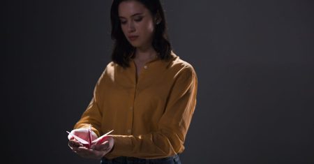 découvrez l'art fascinant de l'origami avec notre guide complet sur le pliage du grue en papier. apprenez les techniques étape par étape pour créer ce modèle emblématique, symbole de paix et d'espoir, tout en développant votre créativité.