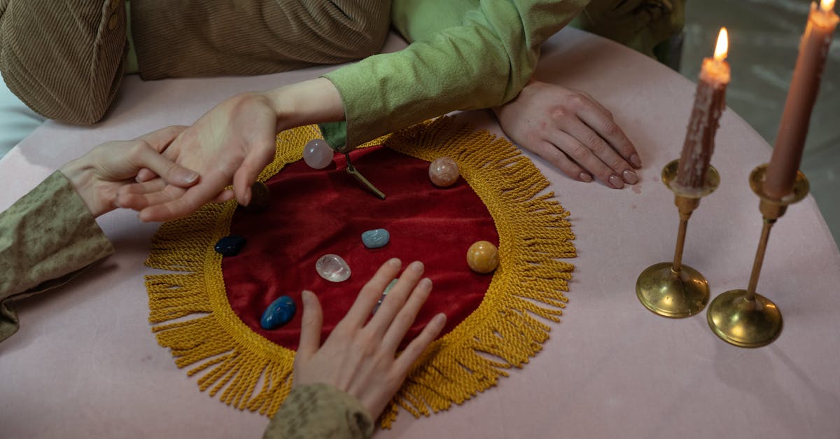 découvrez l'art de la chiromancie, une pratique fascinante qui interprète les lignes de la main pour révéler votre personnalité, vos talents et votre avenir. plongez dans cet univers mystique et apprenez à lire les secrets que vos mains détiennent.