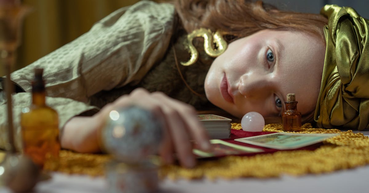 découvrez l'art fascinant de la chiromancie, une pratique ancestrale qui analyse les lignes de la main pour révéler votre personnalité et prédire votre avenir. plongez dans l'univers des lignes de vie, de cœur et de tête, et apprenez à déchiffrer les secrets que votre main recèle.