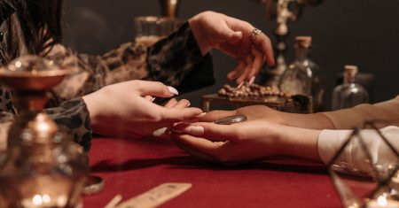 découvrez l'art ancien de la chiromancie, l'interprétation des lignes et des formes de la main pour révéler votre personnalité, vos forces et vos défis. plongez dans cet univers fascinant qui combine mystique et sagesse.