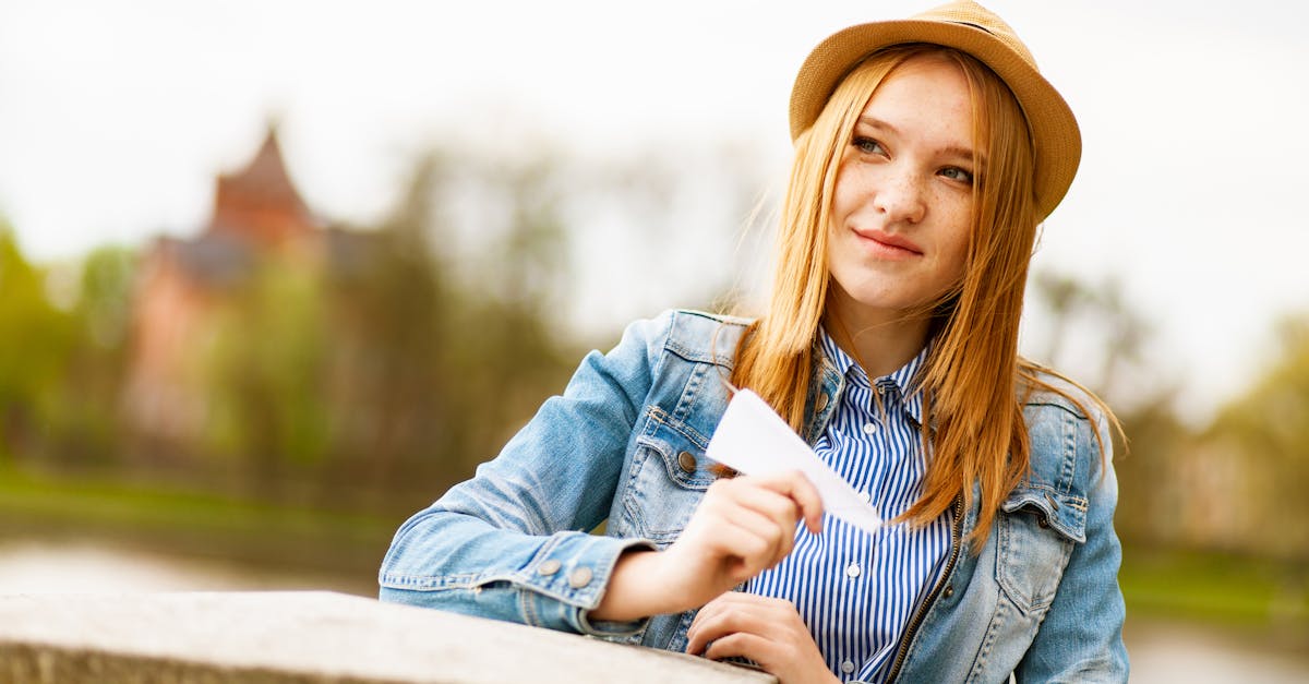 découvrez l'art de créer un avion en papier parfait ! notre guide complet vous montre comment plier et lancer votre modèle pour des vols incroyables. idéal pour les enfants et les passionnés d'aérodynamique.
