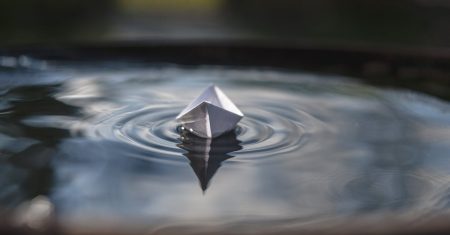 Guide pratique pour réaliser un bateau en papier découvrez l'univers fascinant des paper boats, ces petites créations en papier qui évoquent l'enfance et la créativité. plongez dans des astuces de pliage, des idées d'activités ludiques et des inspirations pour réaliser vos propres bateaux en papier.