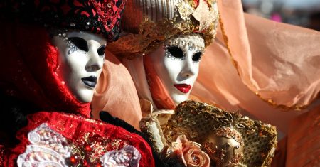 découvrez l'univers du papier mâché, une technique artistique fascinante qui transforme du papier recyclé en créations durables et uniques. apprenez les astuces et techniques pour réaliser vos propres œuvres d'art, décorations personnalisées et projets diy en toute simplicité.