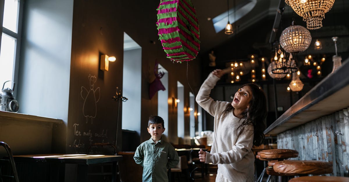 découvrez l'univers coloré et festif des piñatas, ces créations traditionnelles qui ajoutent joie et amusement à toutes vos célébrations. apprenez comment les utiliser pour animer vos fêtes d'anniversaire, mariages ou événements spéciaux, et explorez les différentes formes et thèmes disponibles.