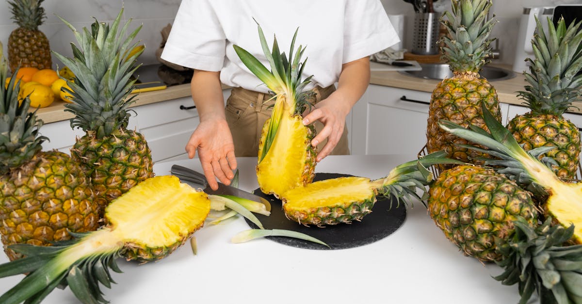 découvrez les meilleures techniques pour couper un ananas facilement et rapidement. apprenez étape par étape à préparer ce fruit juteux pour vos recettes, cocktails ou dégustations, tout en évitant les pièges courants.