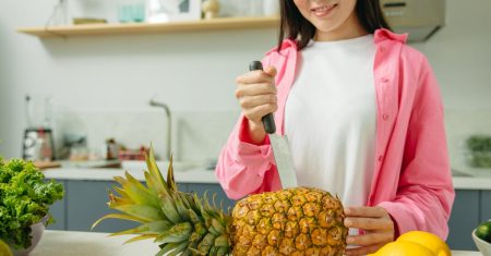 découvrez comment couper un ananas facilement avec nos conseils pratiques et astuces. apprenez les techniques pour obtenir des morceaux parfaits et savoureux, idéaux pour vos salades, desserts ou smoothies.