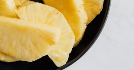 découvrez comment déterminer la maturité de l'ananas pour profiter de son goût sucré et juteux. apprenez les signes de la bonne maturité, des astuces de sélection aux conseils de conservation pour un fruit parfaitement savoureux.