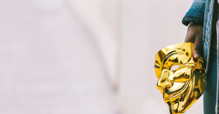 découvrez le monde fascinant des pseudonymes. apprenez comment ils sont utilisés dans la littérature, l'art et les réseaux sociaux pour protéger l'identité ou créer une nouvelle personnalité. explorez les raisons derrière le choix d'un pseudonyme et son impact sur la créativité.