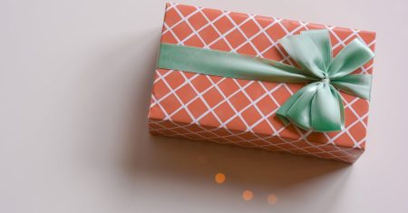 découvrez l'art de nouer un ruban avec notre guide sur les nœuds en ruban. apprenez des techniques créatives et des astuces pratiques pour embellir vos projets de décoration, cadeaux et plus encore.